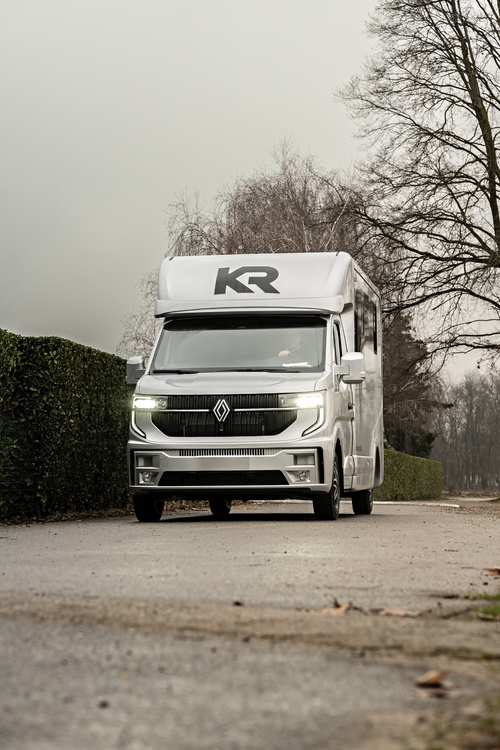 Fronte Renault Master Krismar argento con fari accesi, logo KR nero e finiture Black Edition