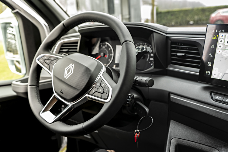 Interno cabina Renault Master con volante multifunzione in pelle e schermo touchscreen navigatore