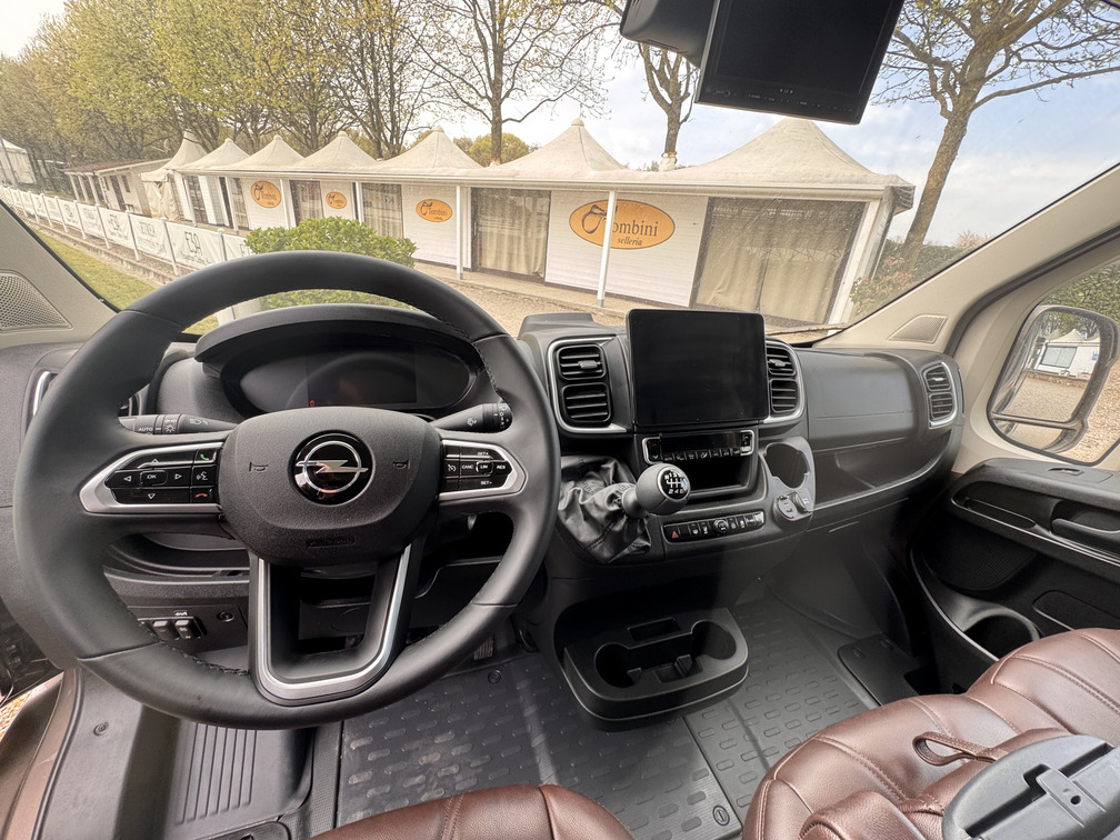 KRISMAR Opel Movano - noleggio e vendita camion per trasporto cavalli