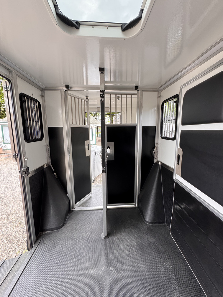 KRISMAR Opel Movano - noleggio e vendita camion per trasporto cavalli