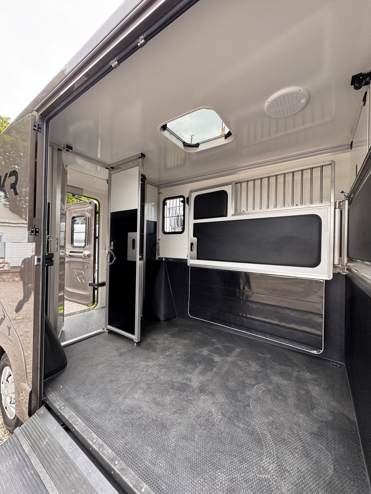 KRISMAR Opel Movano - noleggio e vendita camion per trasporto cavalli
