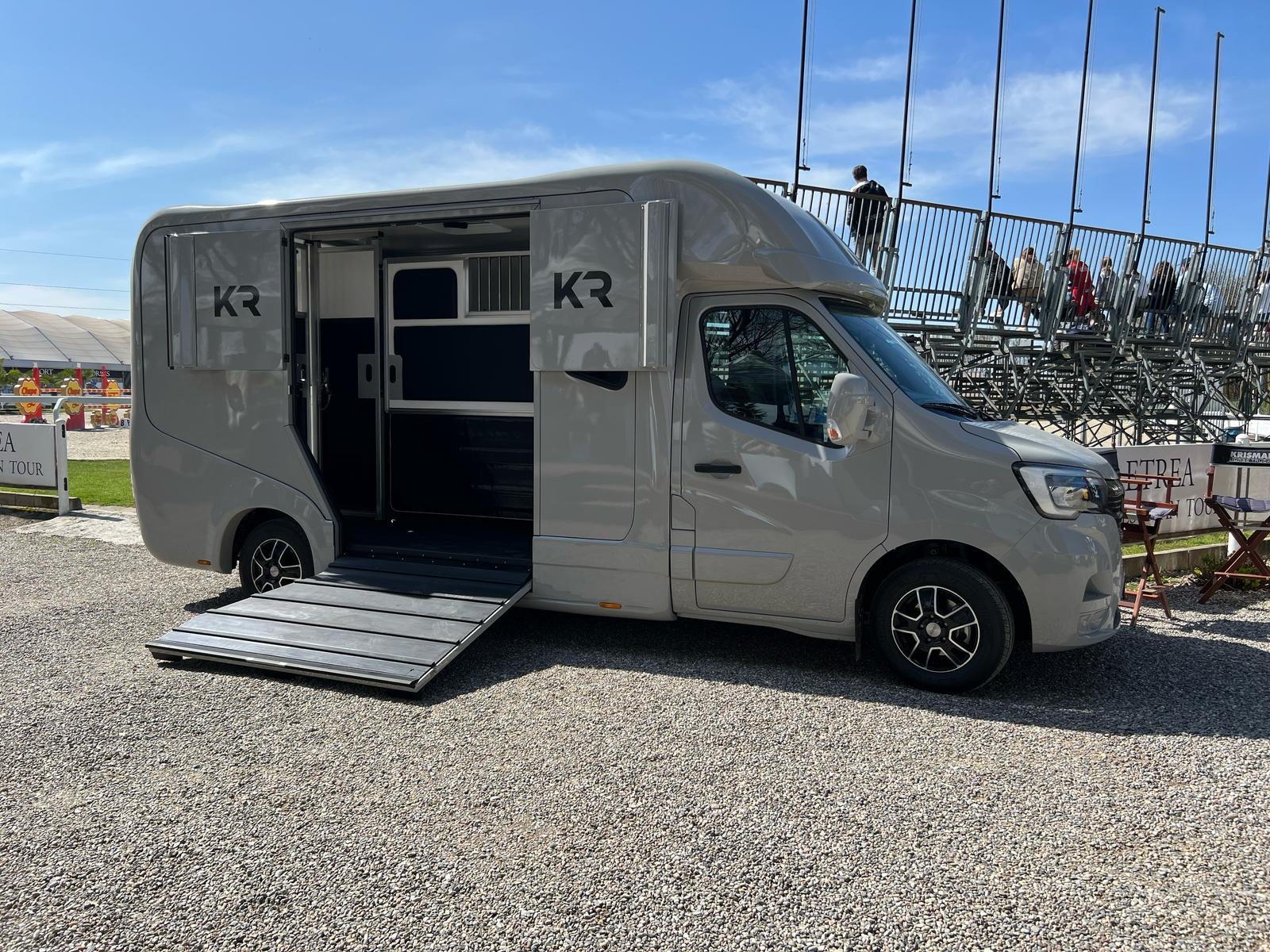 KRISMAR Renaul Master - noleggio e vendita camion per trasporto cavalli