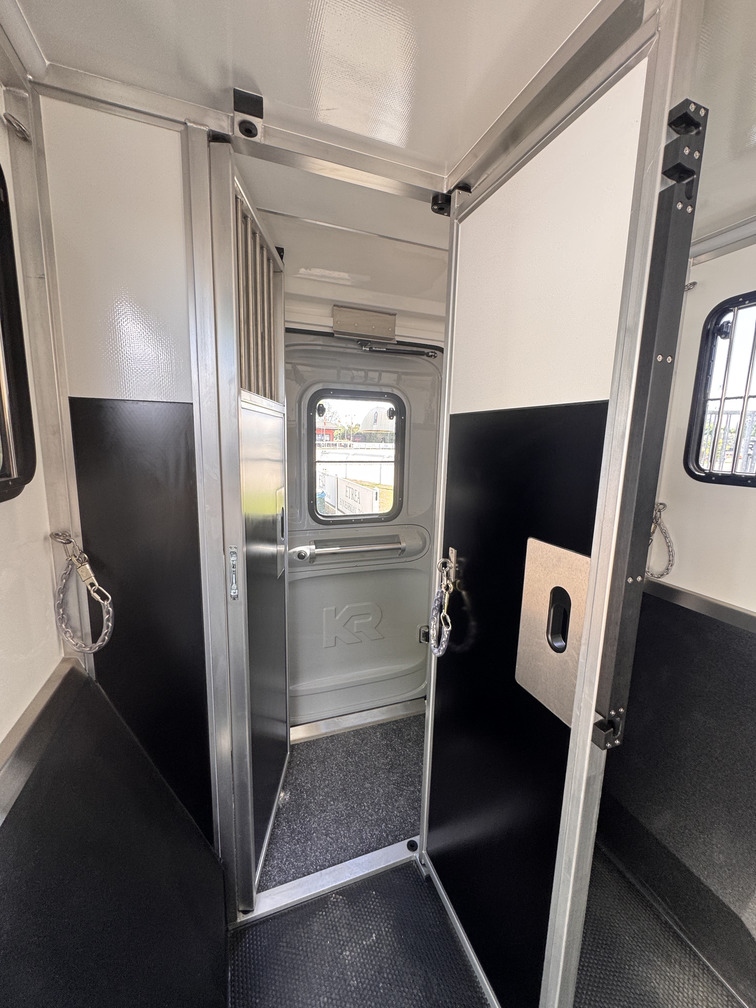 KRISMAR Renaul Master - noleggio e vendita camion per trasporto cavalli