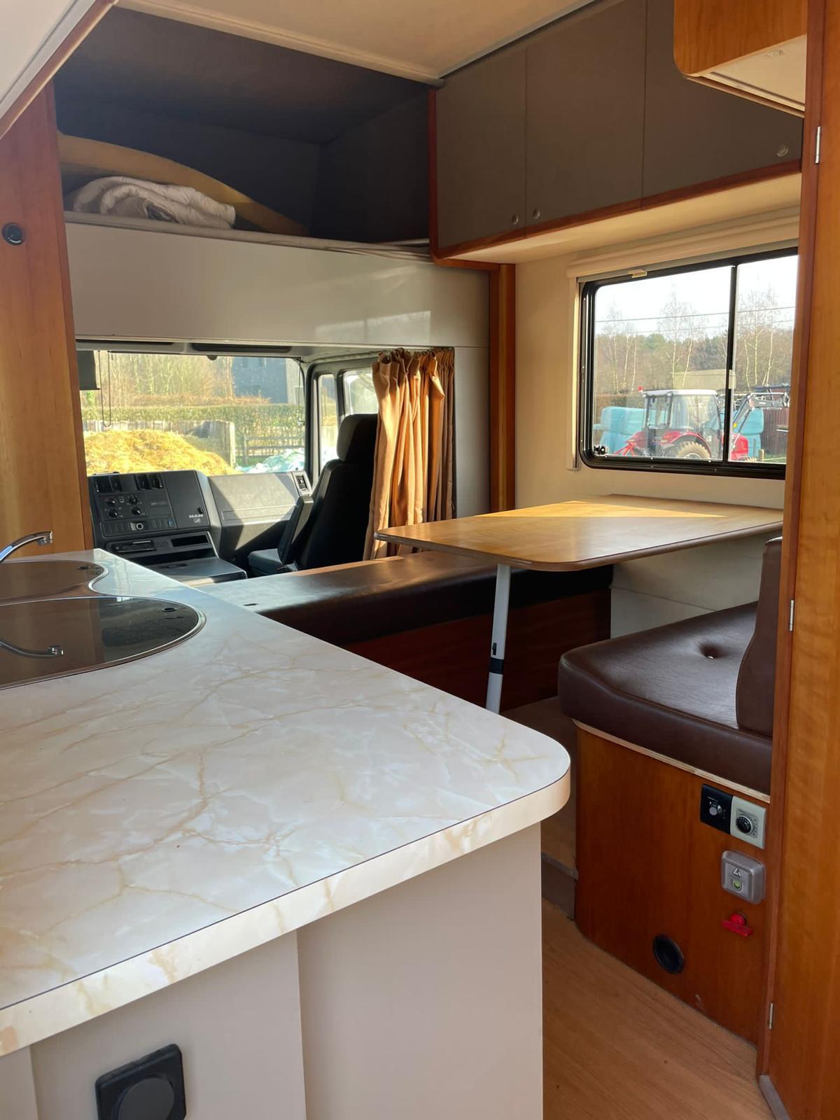 Living con cucina, frigorifero, dinette e tavolo pranzo