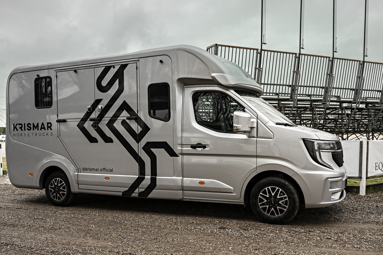 Profilo laterale Van Krismar Renault Master argento con grafiche nere e allestimento Stalloni