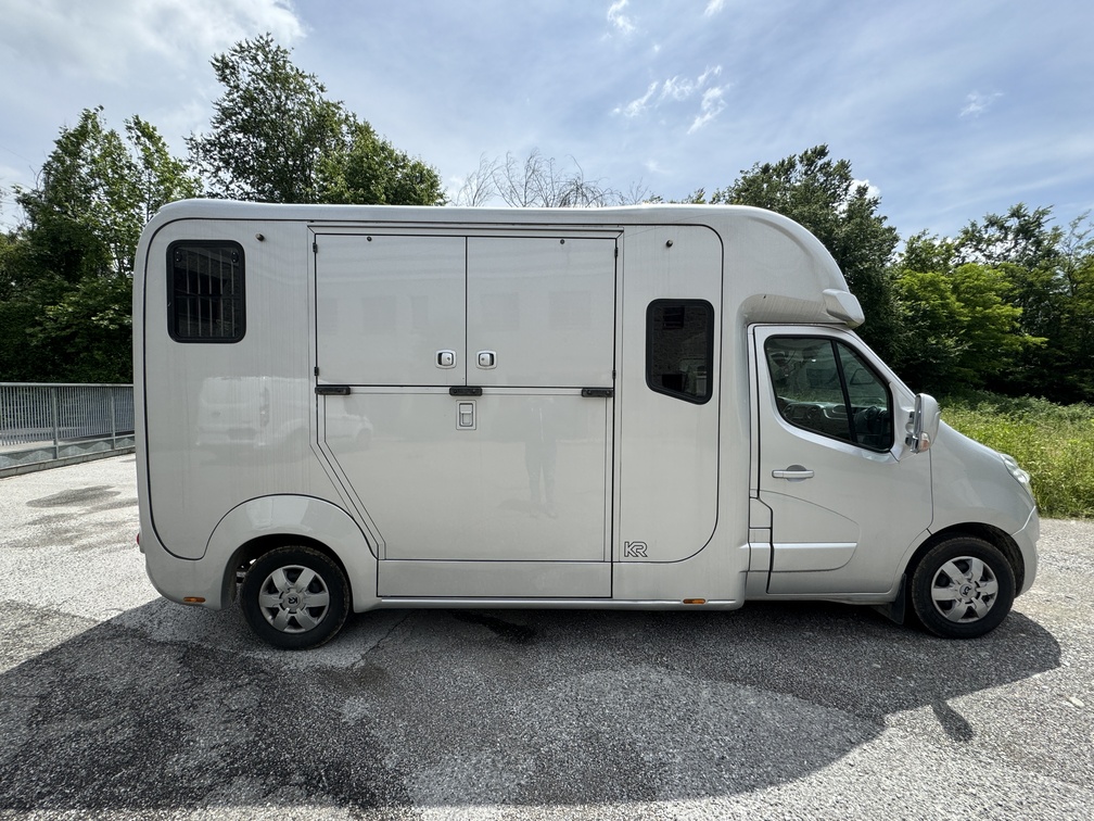 Van per cavalli usato, patente B,  Renault Master Krismar 5 posti in cabina gancio traino