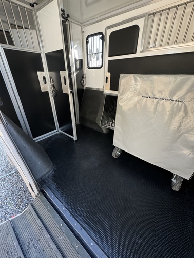 Van trasporto cavalli - allestimento gabbie stalloni