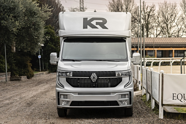 Vista frontale Van Krismar su Renault Master color argento con grande logo KR sul cupolino