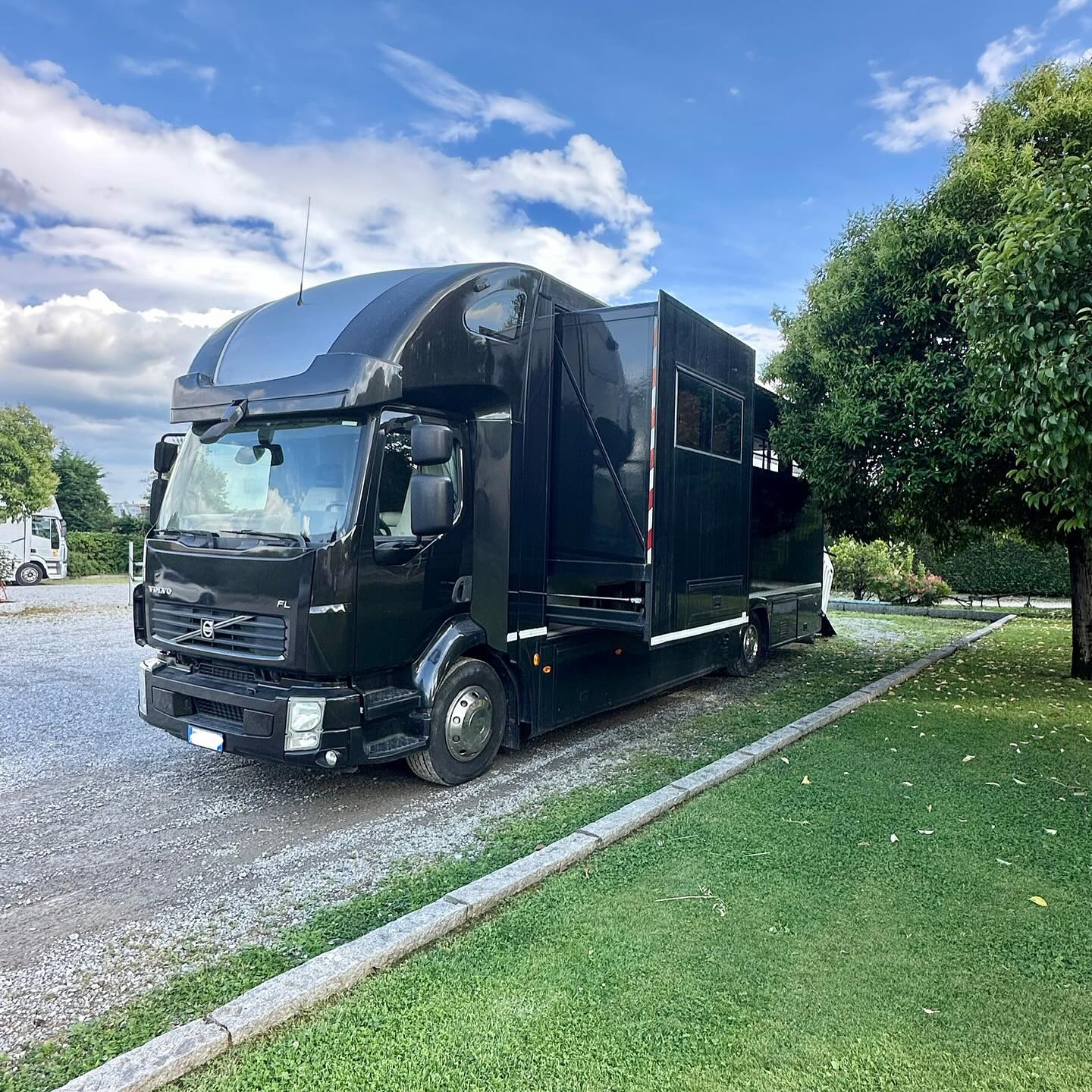 Volvo FL STX - FCL GROUP - Horse Move: la piattaforma per il trasporto cavalli. Noleggia mezzi, trova trasportatori. Confronta prezzi, leggi feedback, paga sicuro.