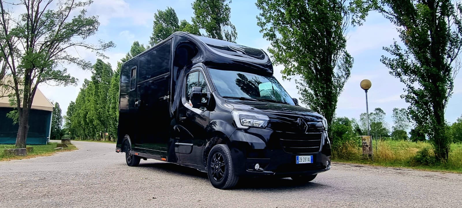 Renault Master  - Horse Move: la piattaforma per il trasporto cavalli. Noleggia mezzi, trova trasportatori. Confronta prezzi, leggi feedback, paga sicuro.