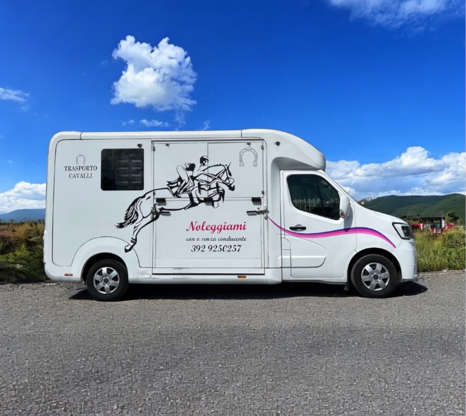 Van STX  - Horse Move: la piattaforma per il trasporto cavalli. Noleggia mezzi, trova trasportatori. Confronta prezzi, leggi feedback, paga sicuro.