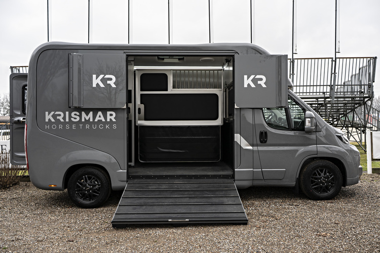 PRONTA CONSEGNA - Krismar Opel Movano Stalloni 3 Posti - Nardo Grey Edition - Horse Move: la piattaforma per il trasporto cavalli. Noleggia mezzi, trova trasportatori. Confronta prezzi, leggi feedback, paga sicuro.