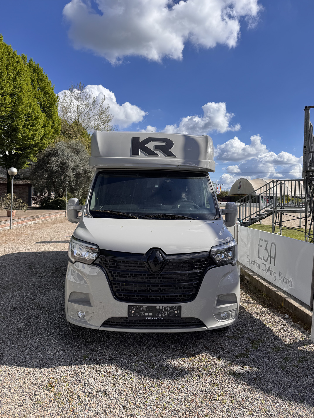 KRISMAR Renault Master - Horse Move: la piattaforma per il trasporto cavalli. Noleggia mezzi, trova trasportatori. Confronta prezzi, leggi feedback, paga sicuro.